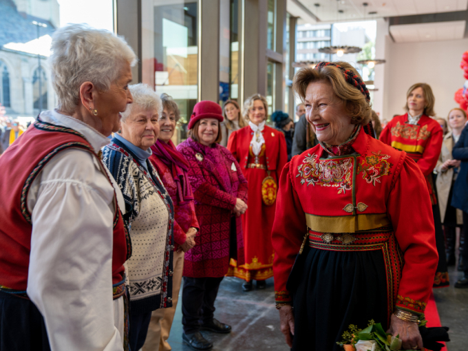 Dronningen hilste på ansatte og engasjerte brukere av Norway House. Foto: Simen Sund, Det kongelige hoff